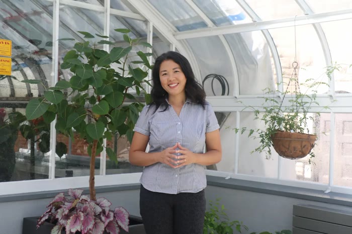Cindy Wong dans une serre lumineuse