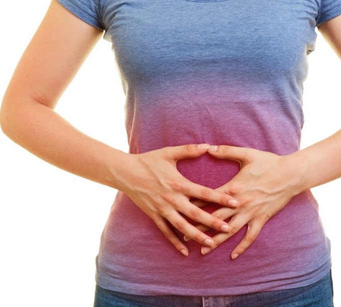 Mains posées sur le ventre – santé intestinale