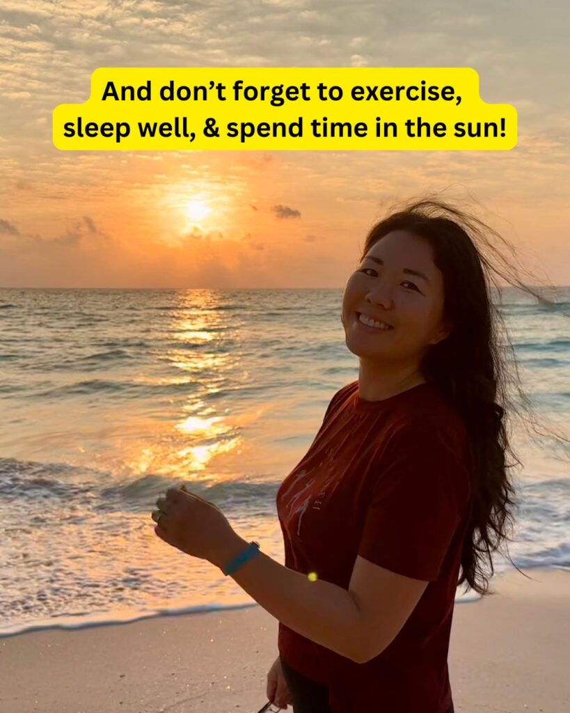 Une personne sur la plage au lever du soleil, souriante, heureuse et pleine de vitalité, avec un message en évidence : n’oubliez pas de bien dormir, de faire de l’exercice et de passer du temps au soleil.
